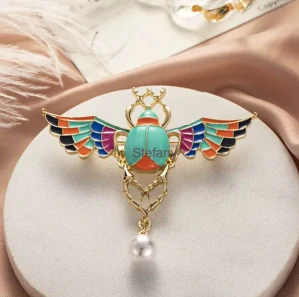 Barevná egyptská brož s okřídleným skarabeem