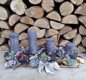 Adventní svícen ve fialové