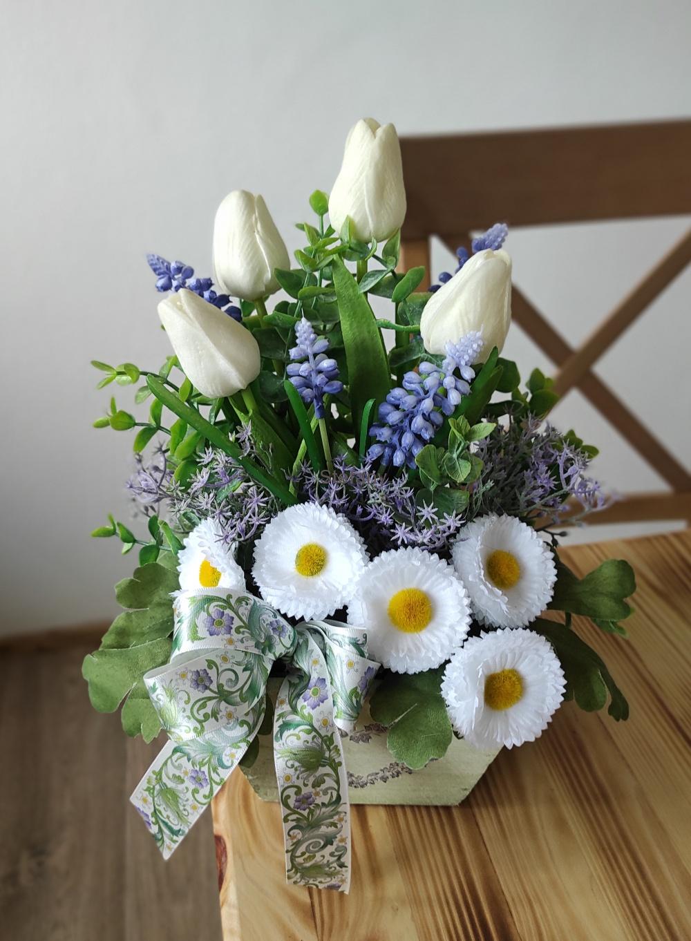 Truhlík s tulipány a modřenci