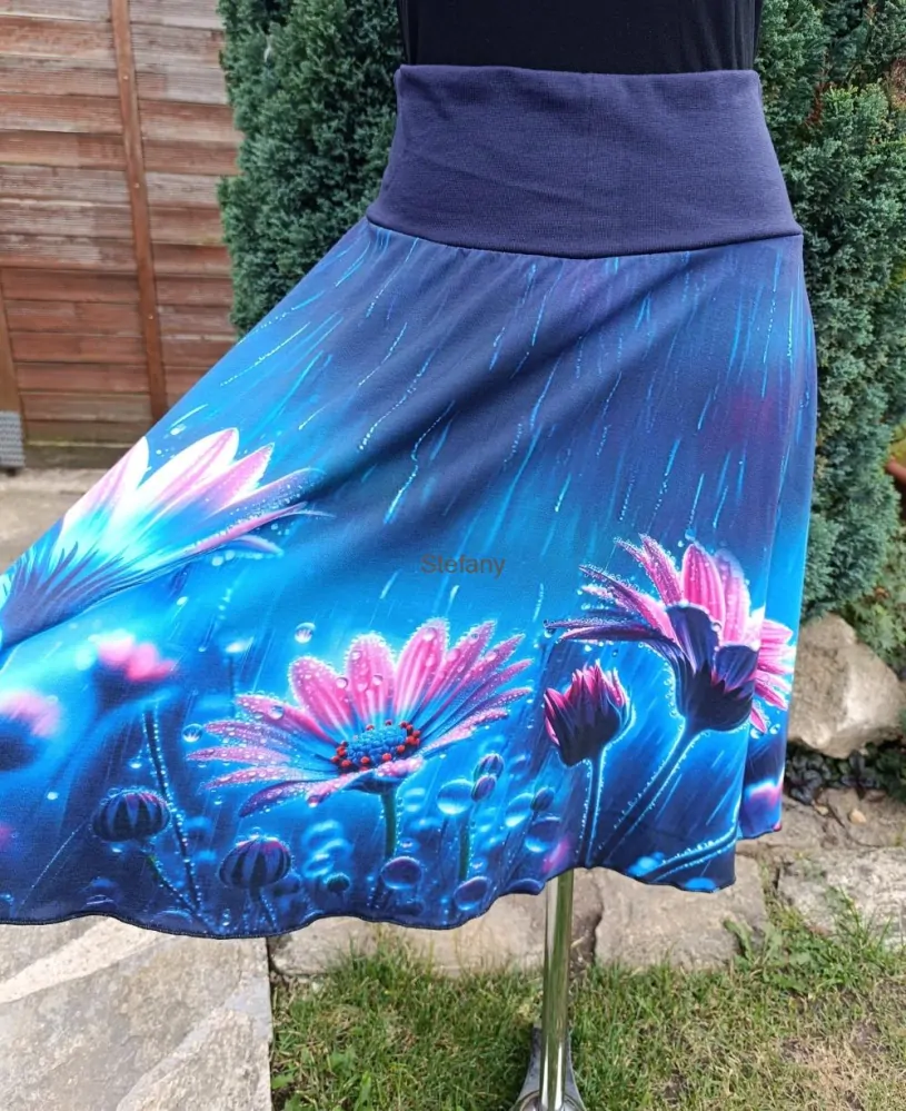 Kolovka květy na modré