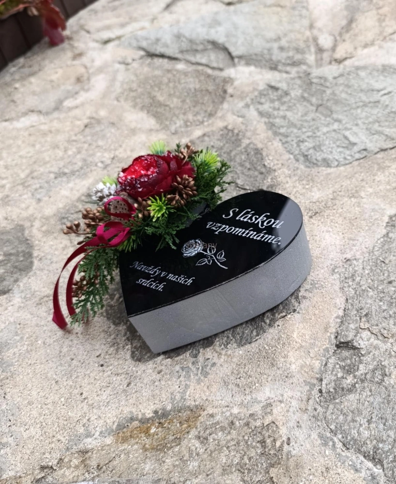Malé vzpomínkové srdce červené